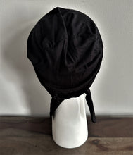 Load image into Gallery viewer, ربطة عنق أمامية متقاطعة من الخلف أسفل القبعات - أسود