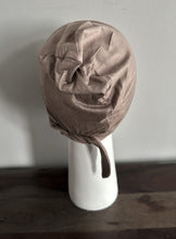 Load image into Gallery viewer, ربطة عنق أمامية متقاطعة من الخلف أسفل القبعات - القهوة